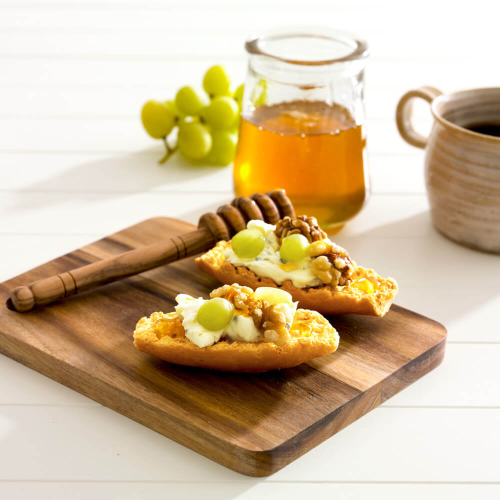 Tartine fromage, noix et raisins